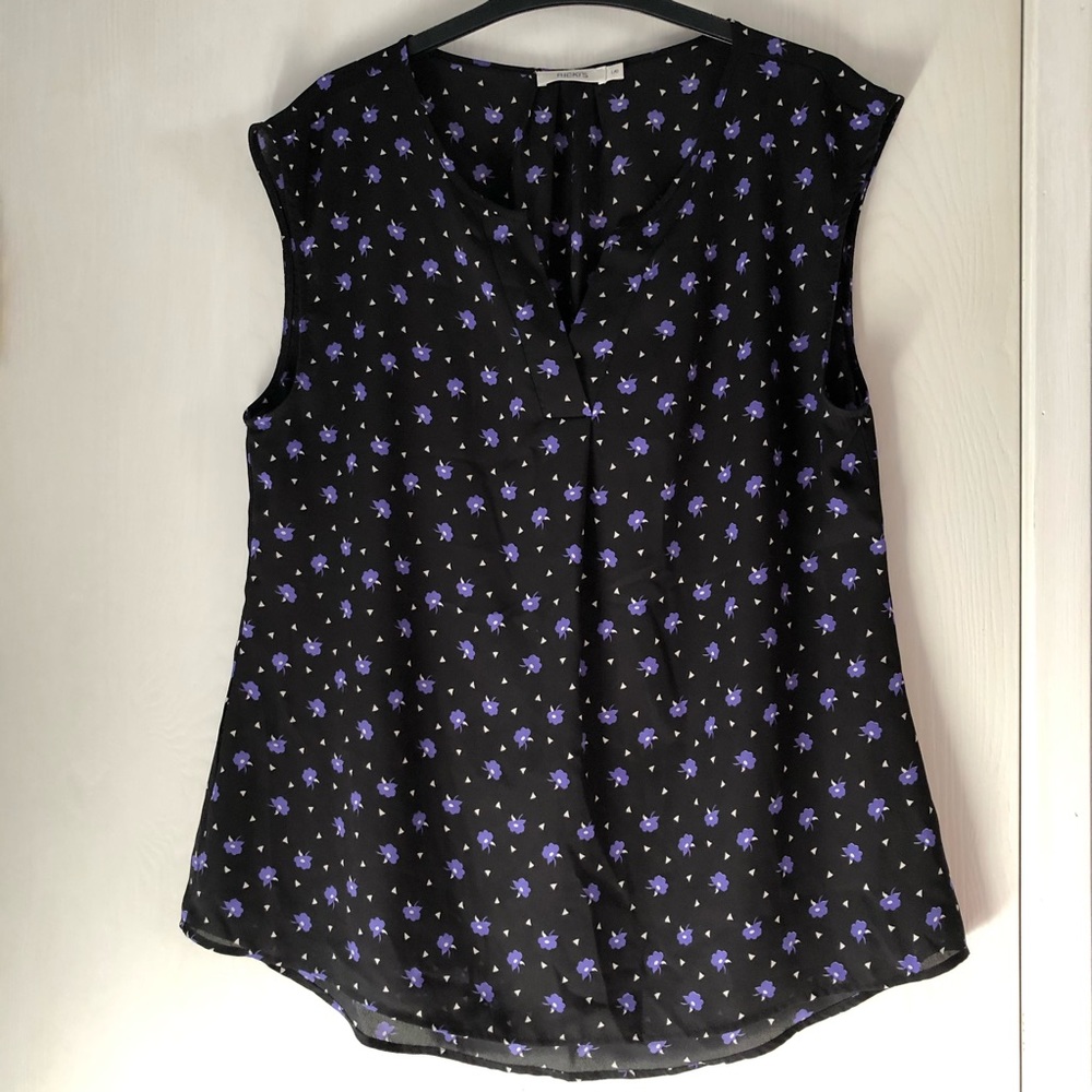 Cap sleeve blouse.